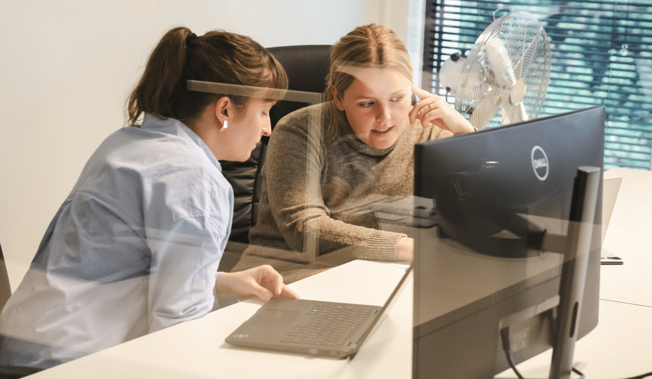 Project Managers Heleen en Sofie bespreken een project. 