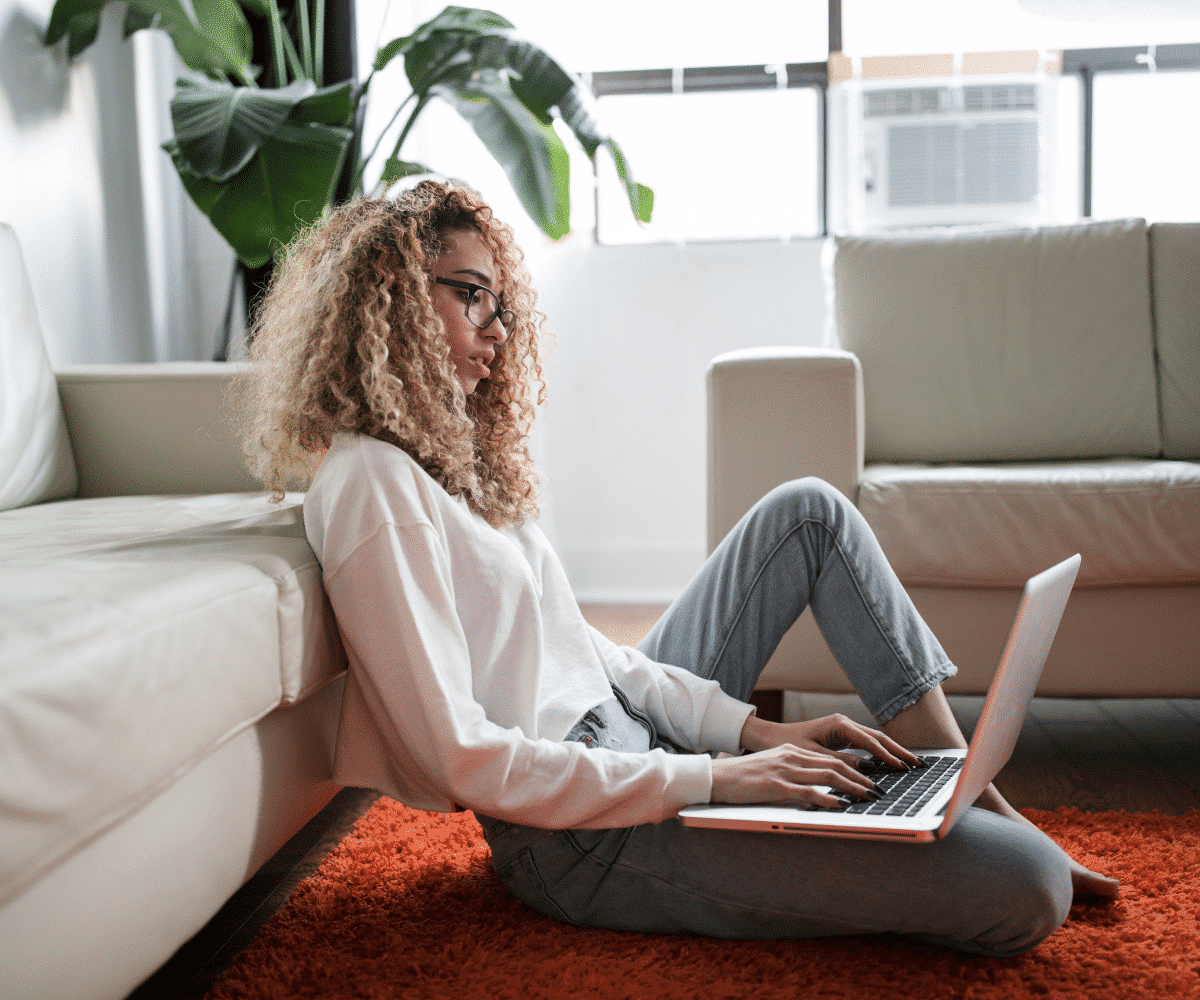 vrouw aan pc