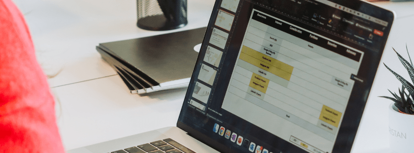 Marketeer x performance marketing Een digitale marketeer werkt een marketing funnel uit in functie van performance marketing.